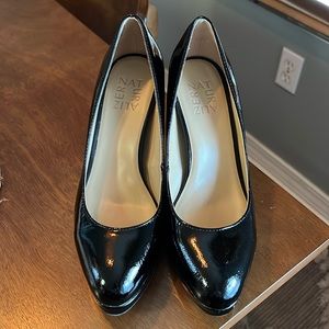 Naturalizer Michelle Pump. Black patent leather.